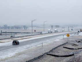 席卷美国的风暴给加州带来了大雪、危险的冰和龙卷风